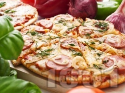 Венецианска пица с кренвирши, кашкавал и домати - снимка на рецептата